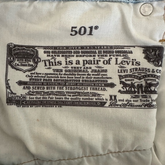 Levi’s Distressed Denim Shorts - Picture 3 of 3